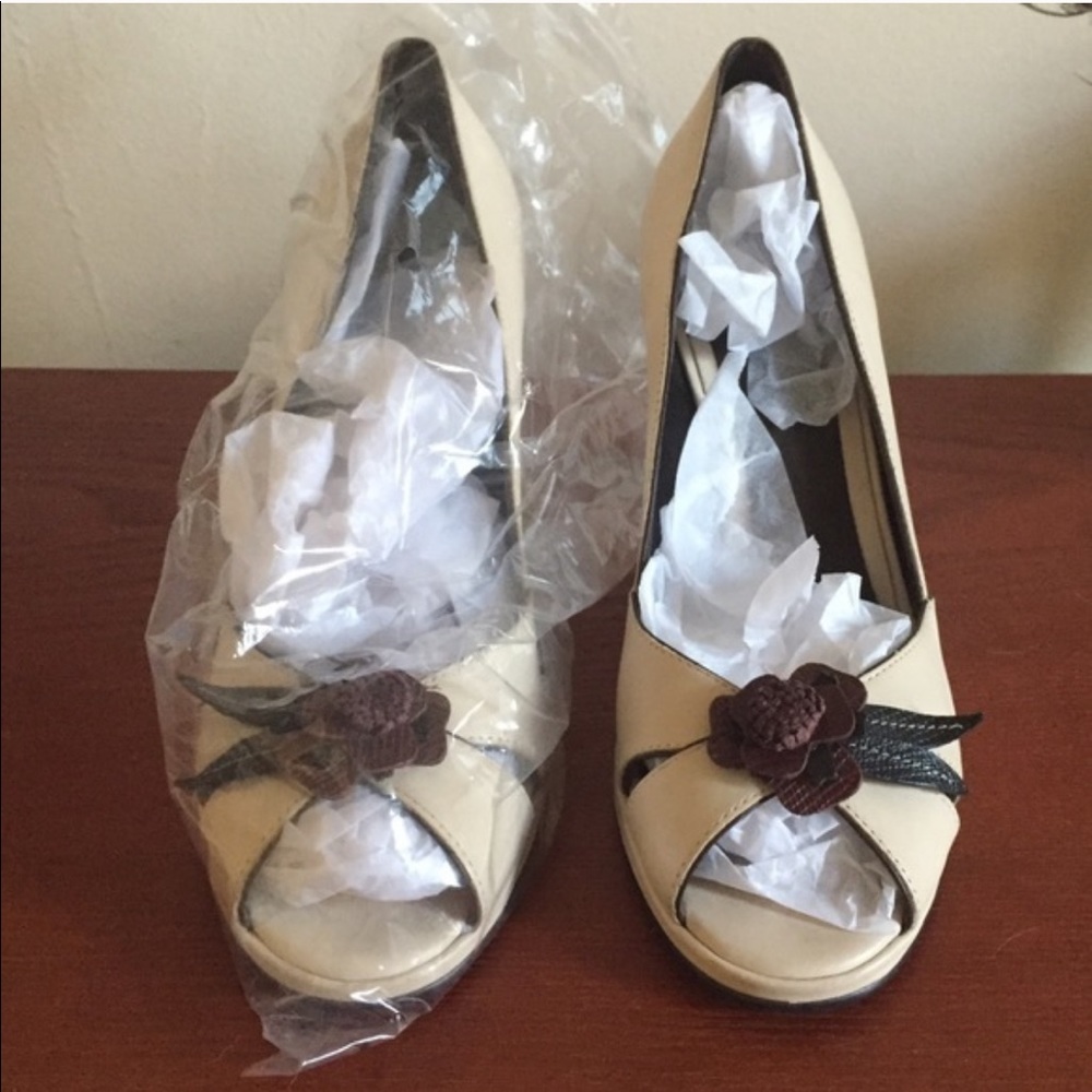 Never worn aerosoles heals